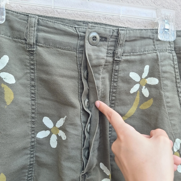The GREAT. | The Vintage Army Shorts in Army Western Floral Stamp Size 26 - Picture 4 of 7